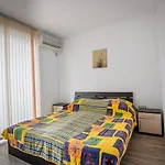 Cozy One-bedroom In Night Breeze Апартаменты *
